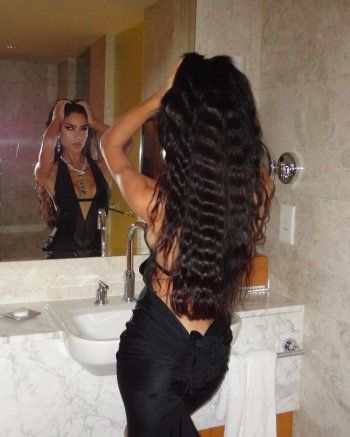 شاهد .. بالصور- بفستان أسود مكشوف الظهر.. هدى المفتي تستعرض أنوثتها