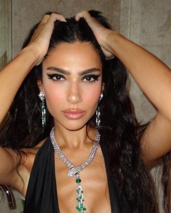 شاهد .. بالصور- بفستان أسود مكشوف الظهر.. هدى المفتي تستعرض أنوثتها