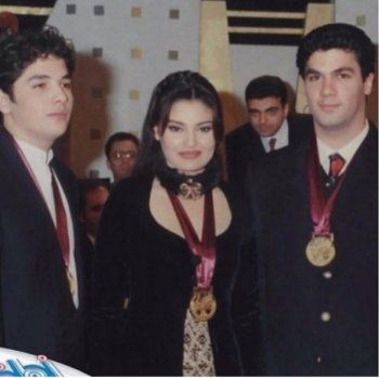 شاهد .. صورة نادرة لـ سوزان تميم قبل 26 عاماً.. وهؤلاء الفنانين كانوا برفقتها!