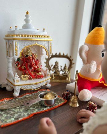 شاهد .. بالصور - بريانكا شوبرا تربي إبنتها على الديانة الهندوسية.. إليكم التفاصيل