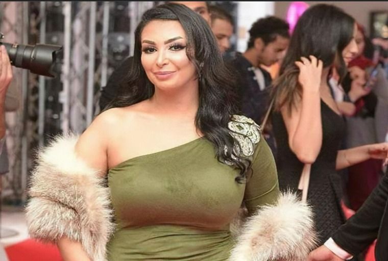 شاهيناز مولعة السوشيال ميديا بطقم قطعتين : كرشك يافنانة