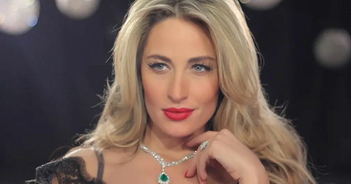 شاهد .. بالصورة - ميرفا قاضي بإطلالة جذابة أمام حوض السباحة