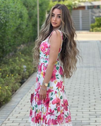 هنا الزاهد لبسة فستان كله ورد : اوعي تتخنقي