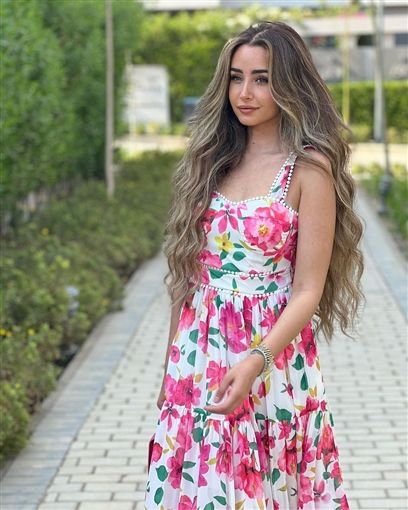 هنا الزاهد لبسة فستان كله ورد : اوعي تتخنقي