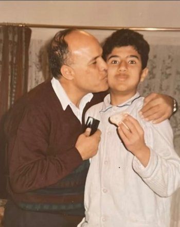 شاهد .. بصورة من الطفولة.. حمزة نمرة يهدي أغنية "مرايات" لوالده الراحل بكلمات مؤثرة