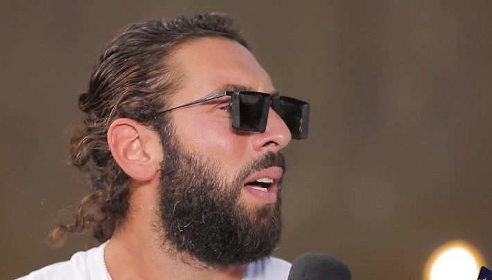 كاريوكي وقع منهم واحد قبل حفلة السعودية