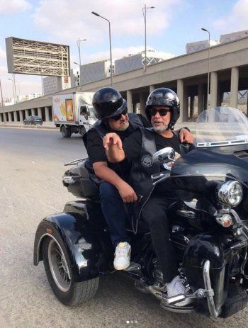 شاهد .. بالصور- شريف منير مع خالد الصاوي على دراجة نارية..فما القصة!