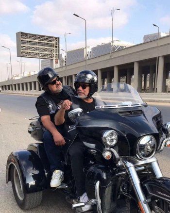 شاهد .. بالصور- شريف منير مع خالد الصاوي على دراجة نارية..فما القصة!