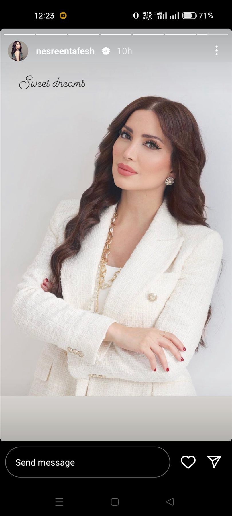 نسرين طافش بجاكيت أبيض علي الأبيض – شاهد