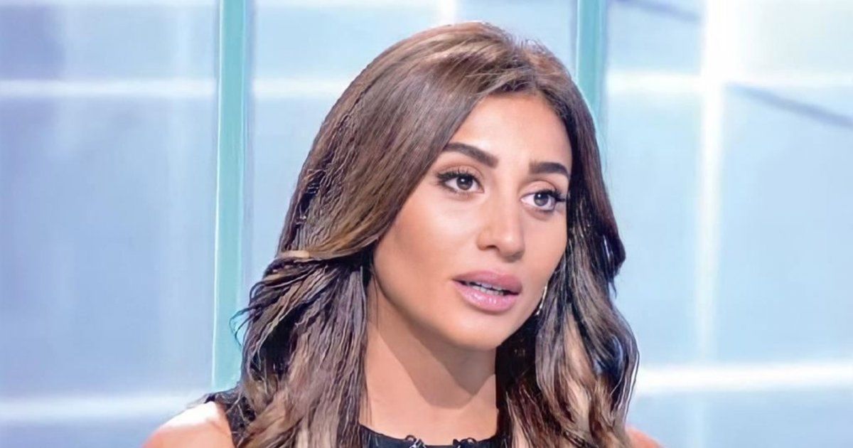 شاهد .. بالصور - إنهيار دينا الشربيني في دفن والدتها وزملاؤها يساندونها