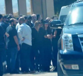 شاهد .. بالصور - إنهيار دينا الشربيني في دفن والدتها وزملاؤها يساندونها