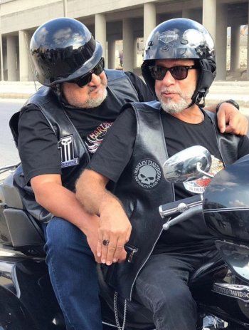 شاهد .. بالصور- شريف منير مع خالد الصاوي على دراجة نارية..فما القصة!