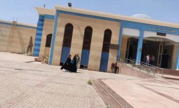 شاهد .. بالصور - إنهيار دينا الشربيني في دفن والدتها وزملاؤها يساندونها