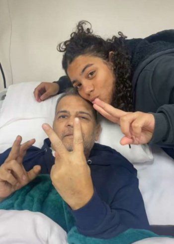 شاهد .. آخر صورة لـ أشرف مصيلحي.. يرفع علامة النصر مع إبنته مريم