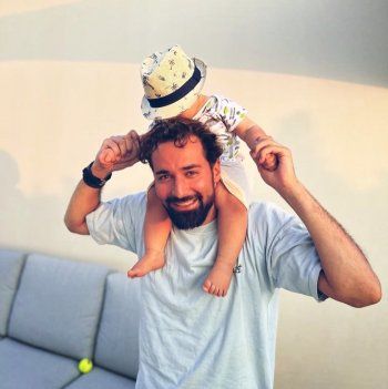 شاهد .. صور جديدة لإبن أحمد حاتم.. وبهذه الكلمات عايده في يوم ميلاده