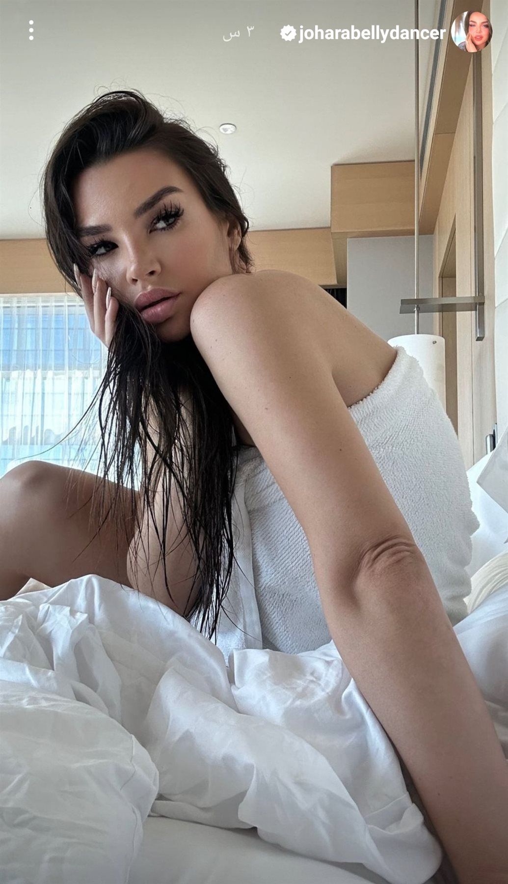 جوهرة بتمسي علي الشباب بصورة من أوضه نومها – شاهد