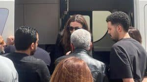 تشيع جنازة والدة دينا الشربيني إلي مثواها الأخير.. اتفرج كيف ظهرت الفنانة المصرية