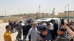 تشيع جنازة والدة دينا الشربيني إلي مثواها الأخير.. اتفرج كيف ظهرت الفنانة المصرية