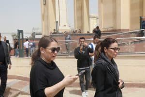 تشيع جنازة والدة دينا الشربيني إلي مثواها الأخير.. اتفرج كيف ظهرت الفنانة المصرية