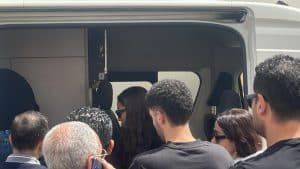 تشيع جنازة والدة دينا الشربيني إلي مثواها الأخير.. اتفرج كيف ظهرت الفنانة المصرية