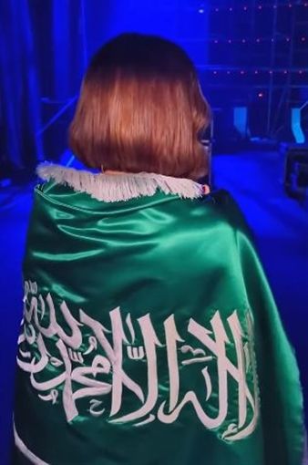 أنغام تلتف بالعلم السعودي احتفالا بالعيد الوطني