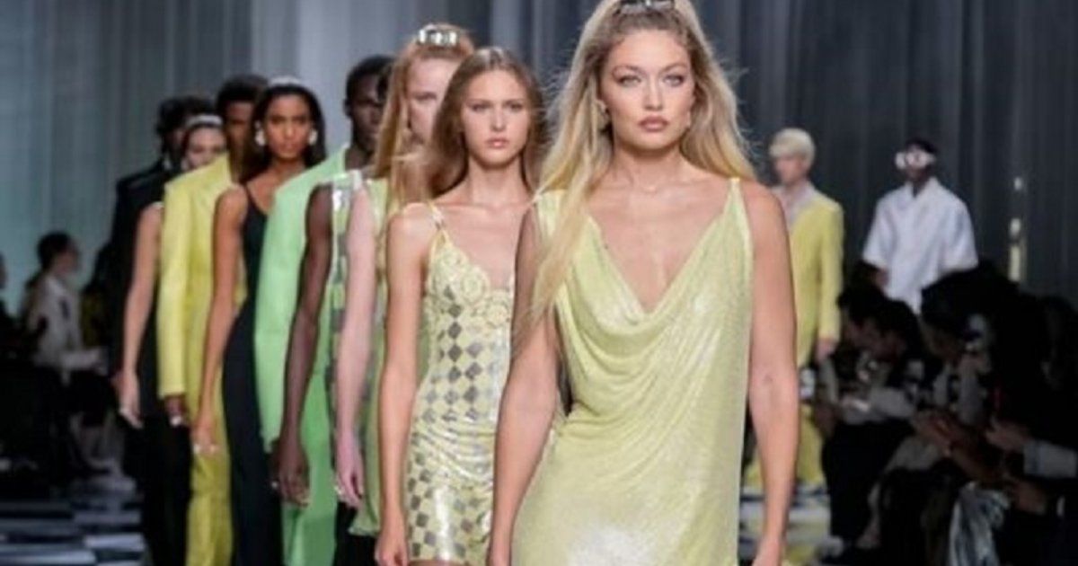 شاهد .. بعد سنوات من الغياب عن المسرح.. فيرساتشي تفاجئ الجمهور بعودة هذه العارضة