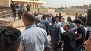 تشيع جنازة والدة دينا الشربيني إلي مثواها الأخير.. اتفرج كيف ظهرت الفنانة المصرية