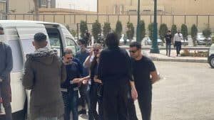 تشيع جنازة والدة دينا الشربيني إلي مثواها الأخير.. اتفرج كيف ظهرت الفنانة المصرية