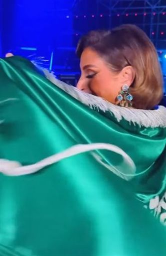 أنغام تلتف بالعلم السعودي احتفالا بالعيد الوطني