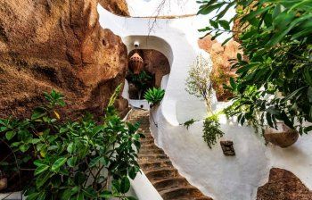 شاهد .. جولة في قصر عمر الشريف الخيالي.. خسره في لعبة قمار وتصميم من عالم آخر