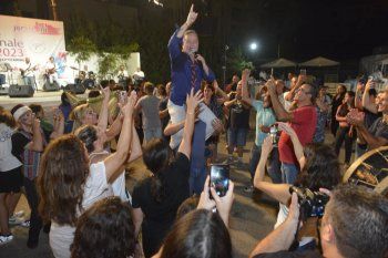 شاهد .. بالصور - نقولا الأسطا يحيي حفلاً غنائياً في النقاش وضبيه في أجواء من الحماس