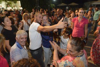 شاهد .. بالصور - نقولا الأسطا يحيي حفلاً غنائياً في النقاش وضبيه في أجواء من الحماس