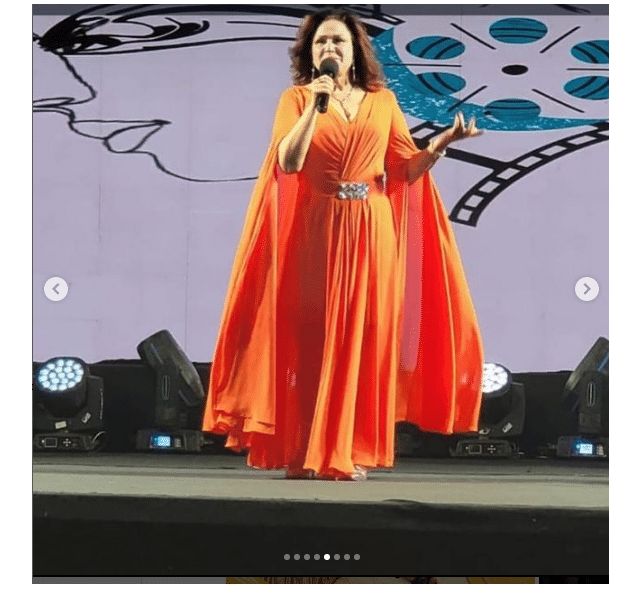 إطلالة محتشمة لـ إلهام شاهين في مهرجان الشباب بالغردقة|صور