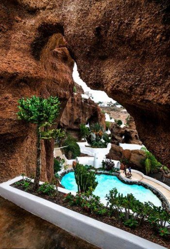 شاهد .. جولة في قصر عمر الشريف الخيالي.. خسره في لعبة قمار وتصميم من عالم آخر