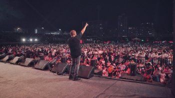 شاهد .. رامي صبري يحيي حفلا في الكويت وهكذا شكر الجمهور