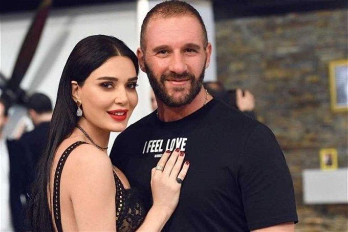 اتفرج.. وصلة رقص جريئة بين سيرين عبد النور وزوجها على الشاطئ