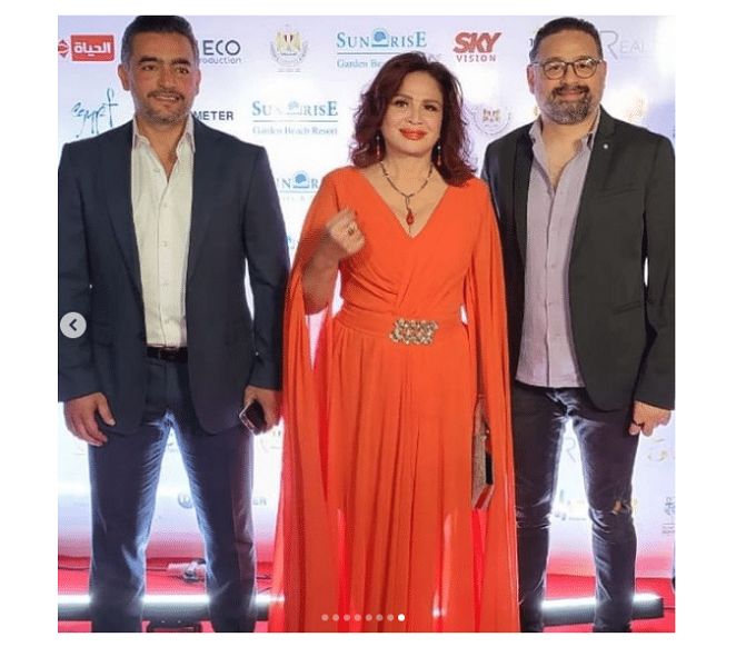 إطلالة محتشمة لـ إلهام شاهين في مهرجان الشباب بالغردقة|صور