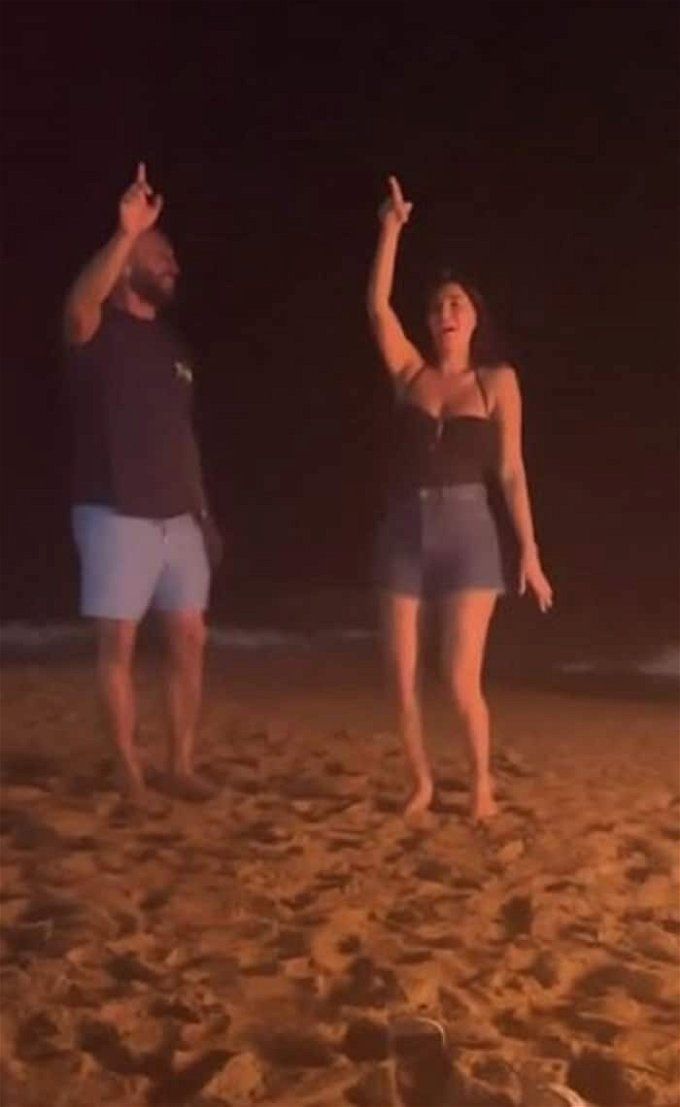 اتفرج.. وصلة رقص جريئة بين سيرين عبد النور وزوجها على الشاطئ