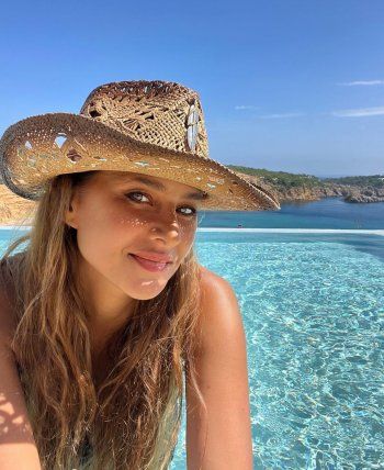 شاهد .. بالصورة - نيللي كريم تودع الصيف بإطلالة على شاطىء البحر