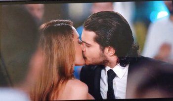 شاهد .. تغير كبير بشخصية "باسل" في "كريستال" وقبلة حميمة تجمعه بستيفاني عطالله تتصدر الترند