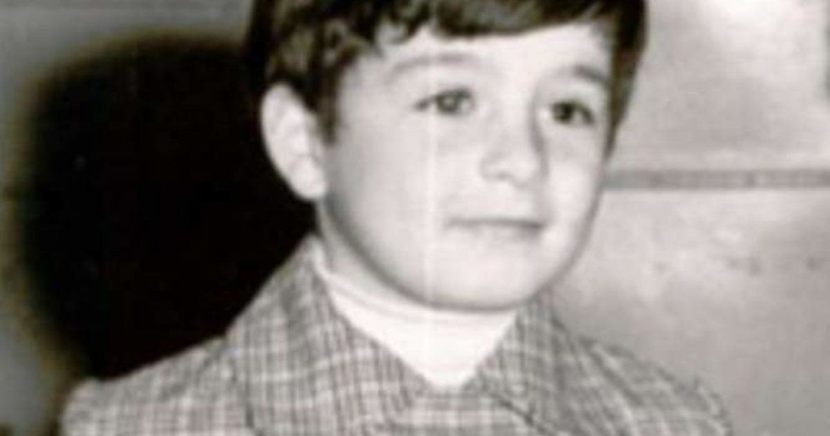 شاهد .. هذا الطفل كبر وأصبح فناناً معروفاً.. هل تغيرت ملامحه كثيراً؟