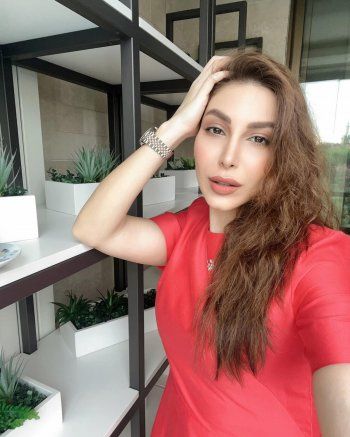 شاهد .. بالصور- بفستان أحمر..يارا تروق "المزاج" بفنجان قهوة