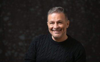 شاهد .. هذا الطفل كبر وأصبح فناناً معروفاً.. هل تغيرت ملامحه كثيراً؟