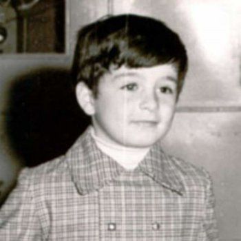 شاهد .. هذا الطفل كبر وأصبح فناناً معروفاً.. هل تغيرت ملامحه كثيراً؟