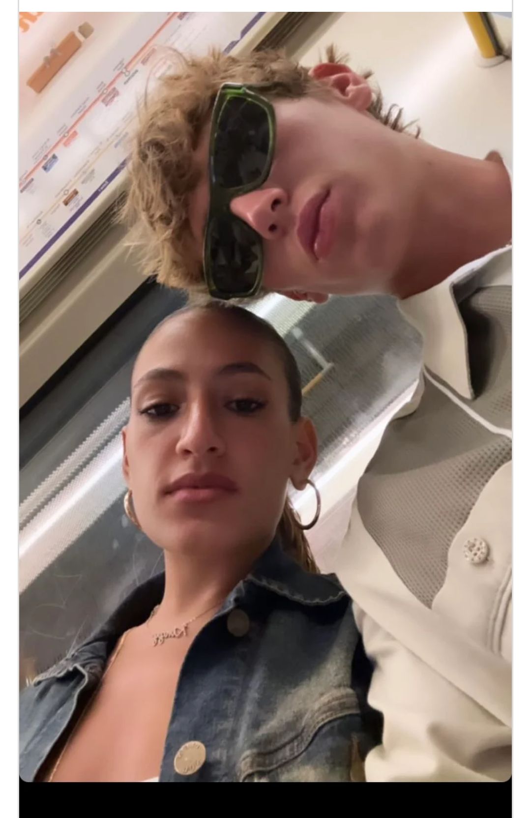 بنت عمرو دياب منزلة صورة جديدة في حضن صديقها : شاهد