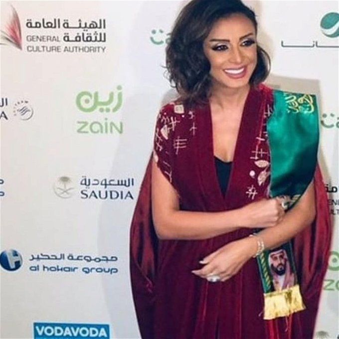 اليوم الوطني 93.. أنغام تحتضن العلم السعودي في مشهد غريب (فيديو)