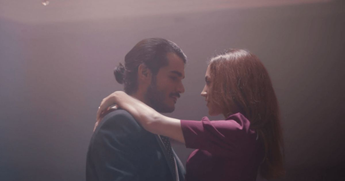 شاهد .. تغير كبير بشخصية "باسل" في "كريستال" وقبلة حميمة تجمعه بستيفاني عطالله تتصدر الترند