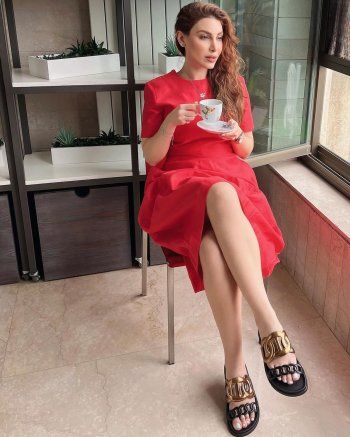 شاهد .. بالصور- بفستان أحمر..يارا تروق "المزاج" بفنجان قهوة