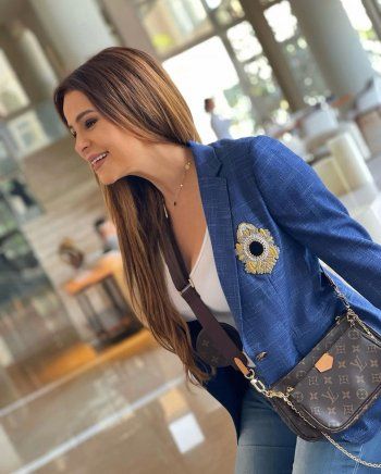 شاهد .. بالصور- بلوك أنيق ورائع..كارول سماحة تتألق بأوثتها وجمالها