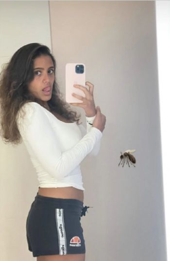 شاهد .. جنا عمرو دياب تخطف أنظار المتابعين بإطلالتها الجريئة !